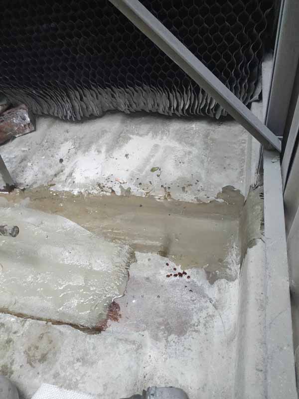 邛崃升和制药厂3台冷却塔接水盘补漏现场