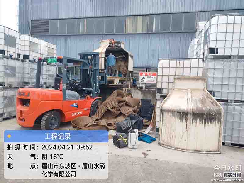 眉山150T圆形冷却塔填料更换维修现场: 安装维修地址：四川眉山水滴化学有限公司 施工单位：成都勤通科技有限公司